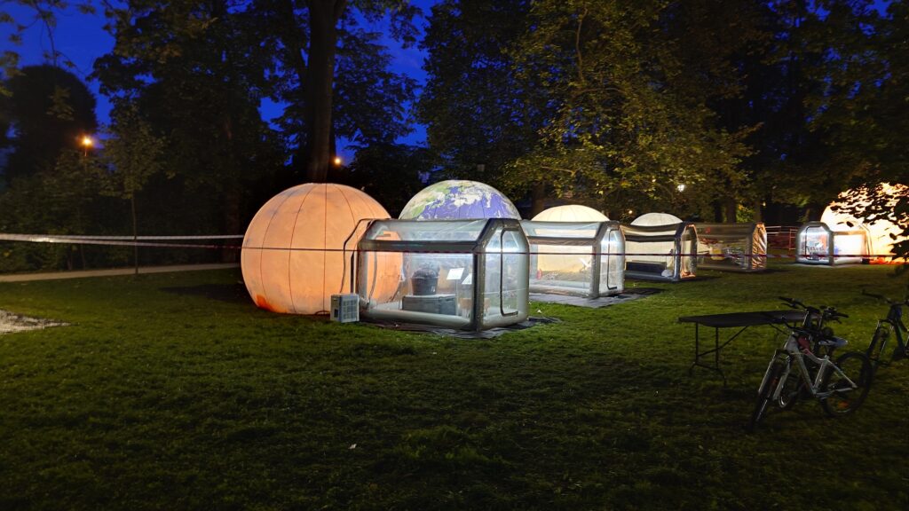 POLARIS-OPP planety nocą iluminacja, wystawa w parku